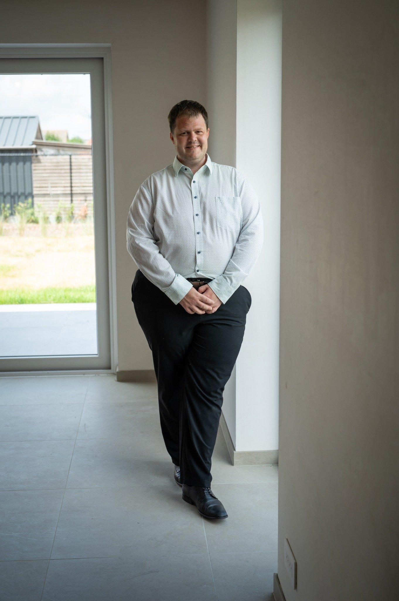 Stijn Leemans in een woning