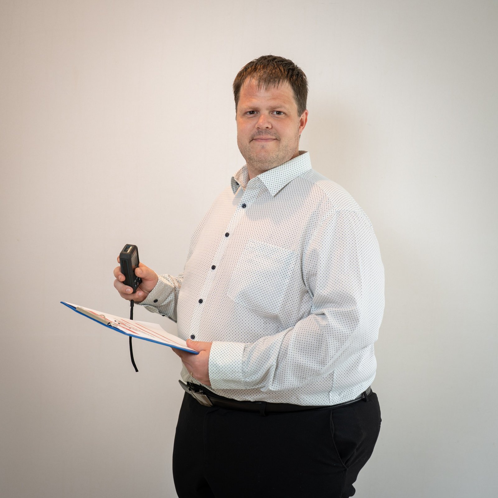 Stijn Leemans met meetapparatuur en clipboard