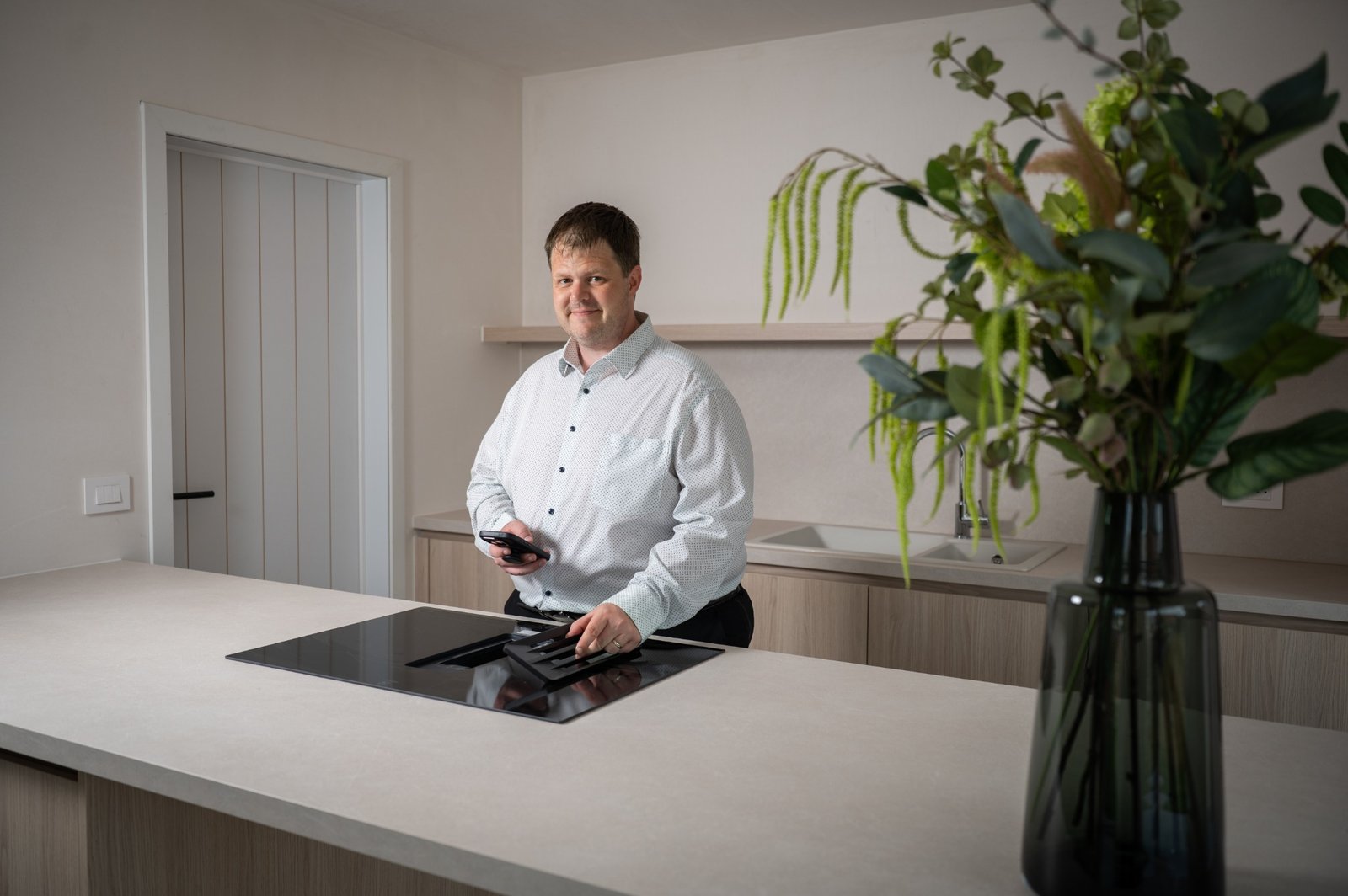 Stijn Leemans tijdens een opname in een woning